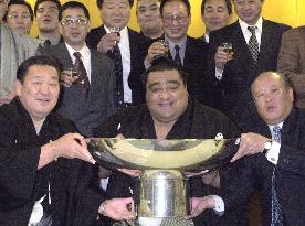 Musashimaru celebrates sumo tourney win